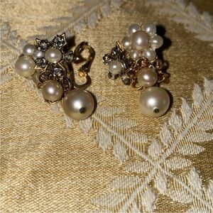 Vintage earrings white bead cluster earrings clip